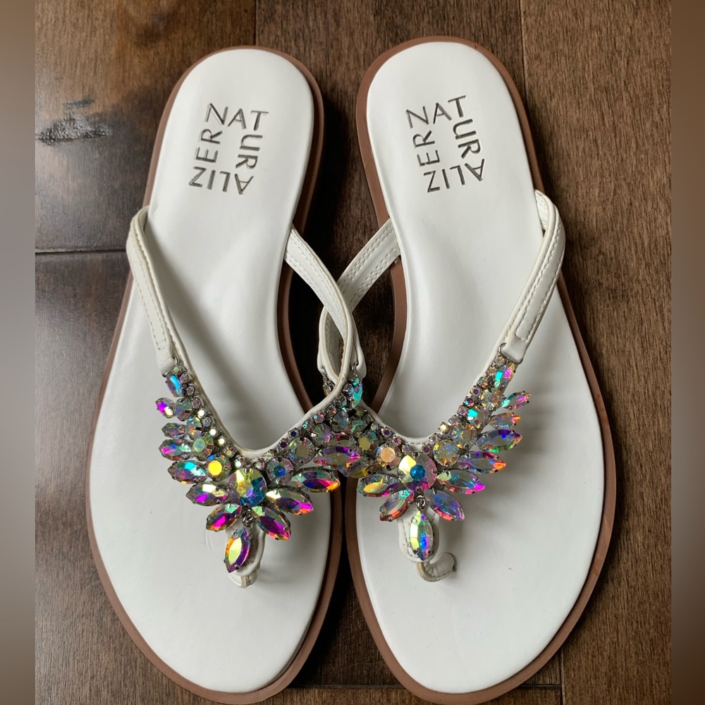 NATURALIZER Fallon White leather thong sandals size 5.5